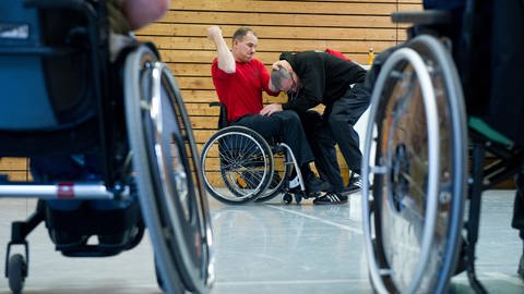 Behinderte im Rollstuhl beim Kampfsport (Foto: Tobias Kleinschmidt)
