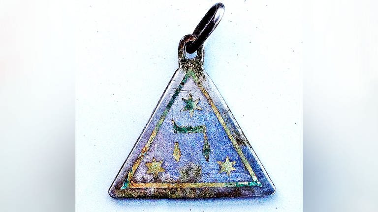 Karolina-Cohns-Amulett-(Rückseite)-mit-kleinen-Davidsterne-und-den-Buchstaben-He,-eine-Abkürzung-für-Gott (Foto: Yoram Haimi)