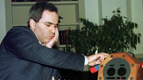 Garri Kasparow (Russland) während der Partie gegen den Computer Deep Blue (Foto: IMAGO, imago images / UPI Photo)