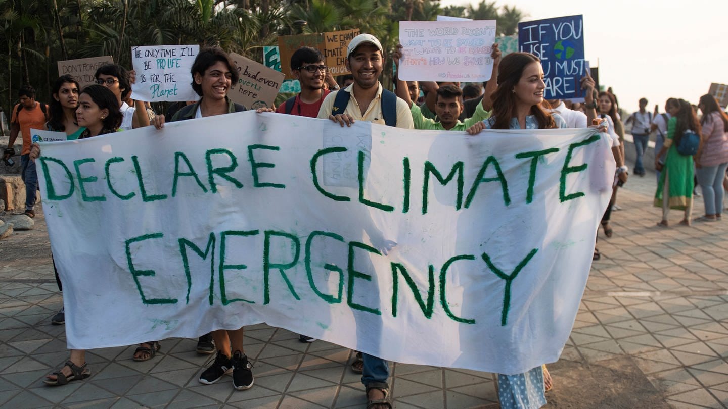 EinwohnerInnen von Mumbai nehmen im November 2019 an einer Fridays for Future-Demo gegen den Klimawandel teil (Foto: IMAGO, Hindustan Times)