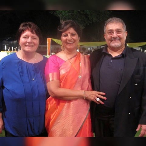 Gaby, Radhika und Tony auf einer indischen Hochzeit (Foto: Julia Wadhawan)