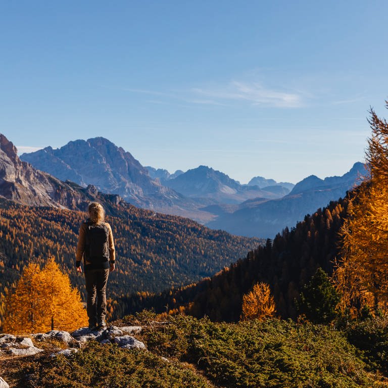 Eine Frau allein in den Bergen im Herbst (Foto: IMAGO, Westend61)