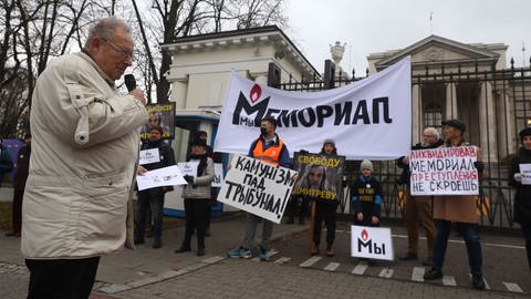 Adam Michnik, Chefredakteur der «Gazeta Wyborcza», nimmt an einer Demonstration zur Verteidigung der Menschenrechtsorganisation Memorial vor der russischen Botschaft in Warschau teil (Foto: dpa Bildfunk, picture alliance/dpa/PAP | Tomasz Gzell)