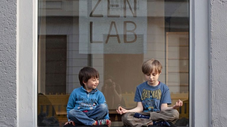 Meditation kennt keine Altersfreigabe: zwei junge Zen-Adepten vor dem ZenLab in Leipzig  (Foto: © ZenLab)