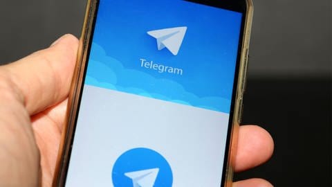 Symbolbild Telegram Smartphone mit dem Logo des Messenger-Dienstes (Foto: picture-alliance / Reportdienste, picture alliance / CHROMORANGE | Udo Herrmann)