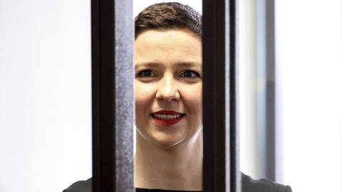 Maria Kolesnikova, Oppositionelle aus Belarus, während einer Gerichtsverhandlung.  (Foto: dpa Bildfunk, picture alliance/dpa/BelTA/AP | Ramil Nasibulin)