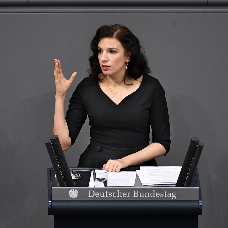 Eine dunkelhaarige Frau (Marina Weisband) spricht am Rednerpult im Bundestag (Foto: IMAGO, Christian Ditsch)