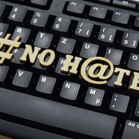 Auf einer Computertastatur liegt der Schriftzug no Hate.  (Foto: IMAGO, Steinach)