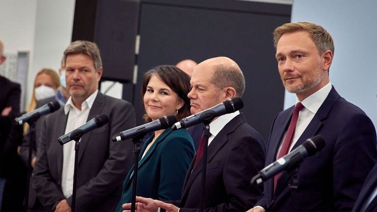 Robert Habeck, Annalena Baerbock, Olaf Scholz und Christian Lindner bei einer Pressekonferenz, bei welcher der Beginn der Koalitionsgespräche angekündigt wurde (Foto: IMAGO, imago images/Mike Schmidt)
