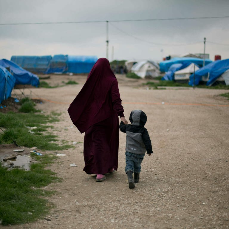 Symbolbild - Camp Roj in Nordsyrien: Eine belgische Staatsbürgerin mit ihrem Sohn. Sie ist verheiratet mit einem französischen Mitglied des Islamischen Staates (Foto: picture-alliance / Reportdienste, picture alliance/AP Photo | Maya Alleruzzo)