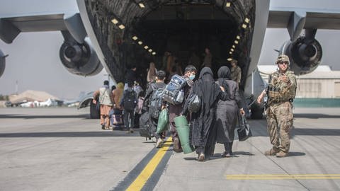 August 23, 2021 - Kabul, Afghanistan - Families begin to board a U.S. Air Force Boeing C-17 (Foto: IMAGO, IMAGO / ZUMA Wire)