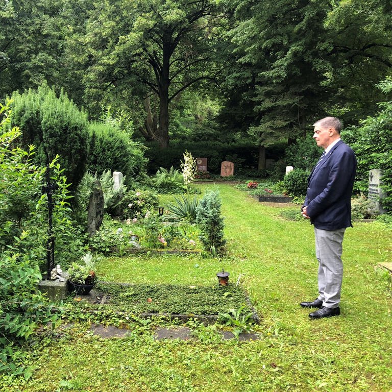 Romani Rose (75) am Grab seiner Mutter Maria Hübner in Heidelberg im Juli 2021.  (Foto: Eberhard Reuß)