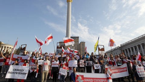 Demonstranten in Kiew, Weißrussland, auf einem Platz mit weiß-roten Fahnen (Foto: IMAGO, xPavloxGoncharx)