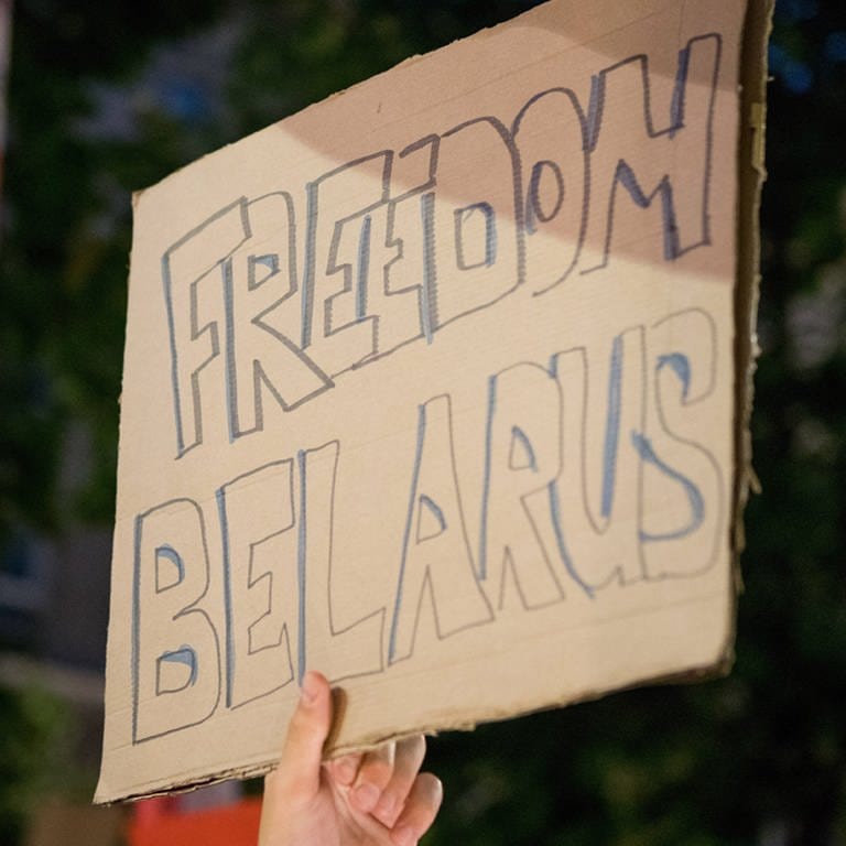 Plakat: Freiheit und Demokratie in Belarus (Foto: IMAGO, Eastnews)