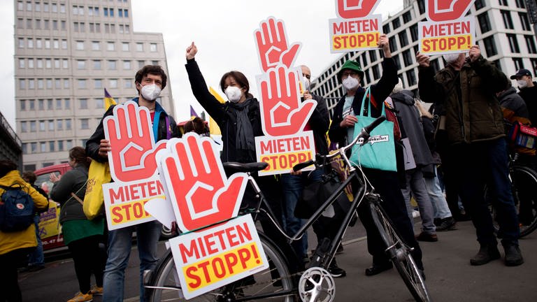Demonstranten mit Schildern gegen steigende Mieten (Foto: IMAGO, IMAGO / IPON)