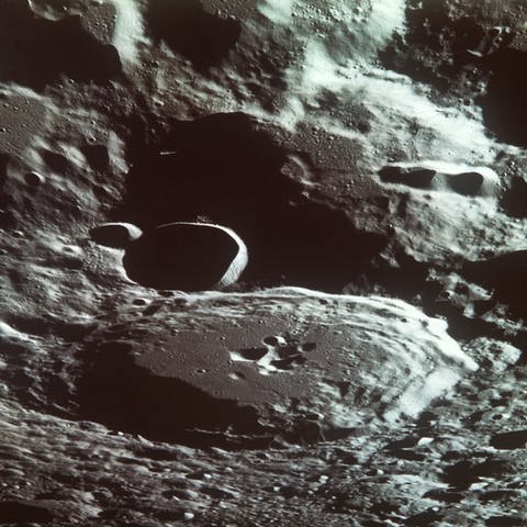Nahaufnahme der Mondoberfläche auf der Mondrückseite mit Blickrichtung nach Südwest. (Foto: picture-alliance / Reportdienste, picture-alliance / dpa | dpa NASA)