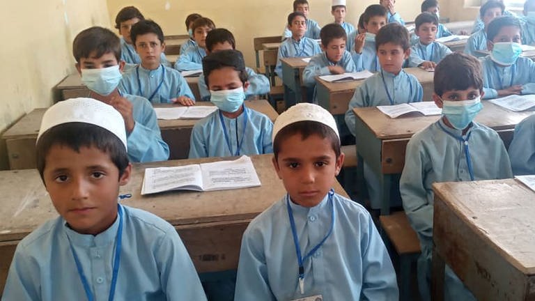 Kinder in einem Klassenzimmer. Morgens werden Mädchen unterrichtet, am Nachmittag die Jungen. (Foto: Afghanischer Frauenverein e.V.)