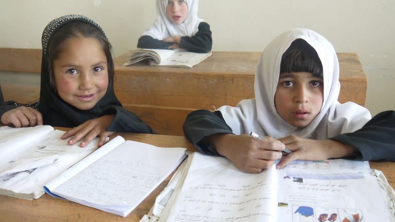 Bild von Kindern im Klassenzimmer. Mädchen dürfen bis zur 6. Klasse wieder zur Schule gehen. (Foto: Afghanischer Frauenverein e.V.)