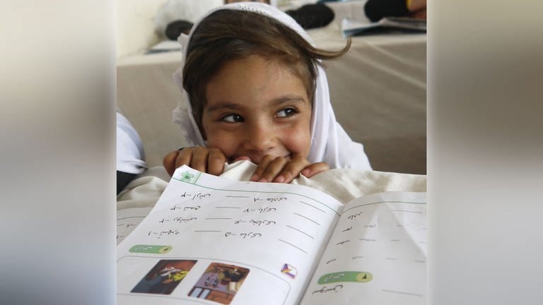 Auf dem Bild ist eine Schülerin aus der Mädchenschule zu sehen.  (Foto: Afghanischer Frauenverein e.V.)