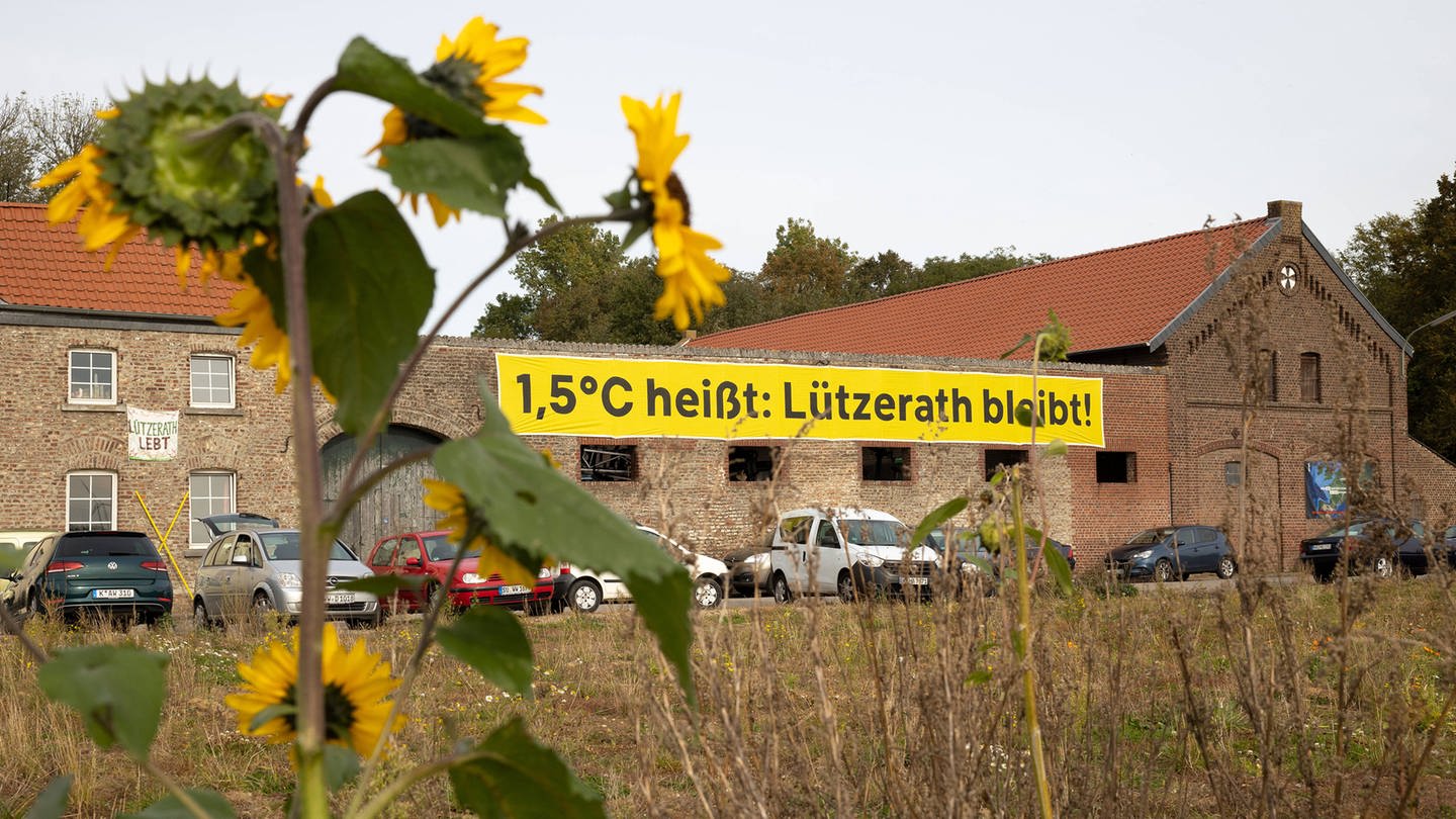 Lützerath - Demonstration vor dem vom Abriss bedrohten und denkmalgeschützten Hof von Bauer Eckardt Heukamp. (Foto: IMAGO, CHROMORANGE)