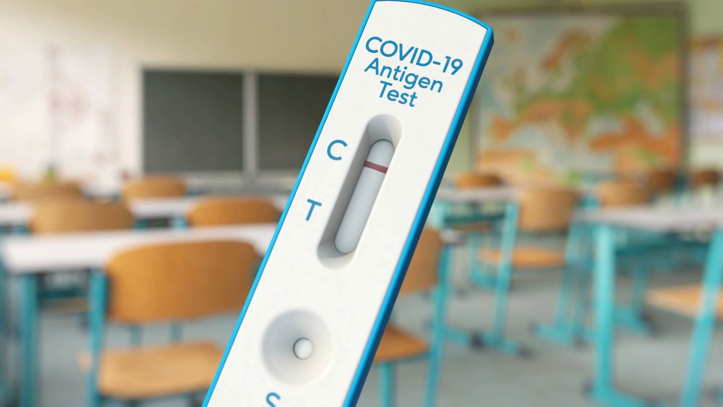 Testpflicht in Schulen. Negativer Corona-Antigen-Test vor Klassenzimmer. (Foto: IMAGO, IlluPics)