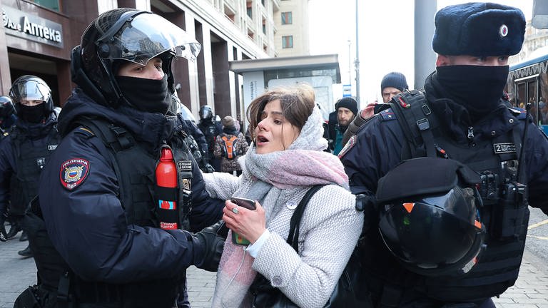 Ukraine-Konflikt März 2022, Polizei verhaftet Anti-Kriegs-Demonstranten in Moskau  (Foto: IMAGO, ITAR-TASS)