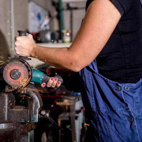 Eine Frau arbeitet im Beruf als Metallbauerin in einem Betrieb des Metallbau. (Foto: IMAGO,  xFotostandx/xK.xSchmittx)