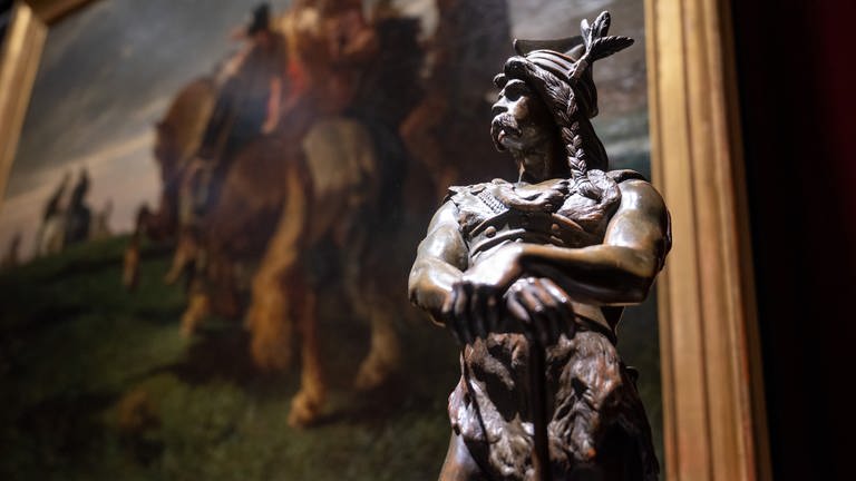 Eine Bronzefigur des "Vercingétorix" ist im Rahmen der Landesausstellung "Der Untergang des römischen Reiches" im Museum Simeonstift zu sehen. (Foto: dpa Bildfunk, Picture Alliance)