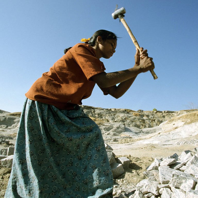 Frau aus der Kaste der Unberührbaren (Dalit) arbeitet in einem Steinbruch bei Madurai (Foto: IMAGO, Friedrich Stark)