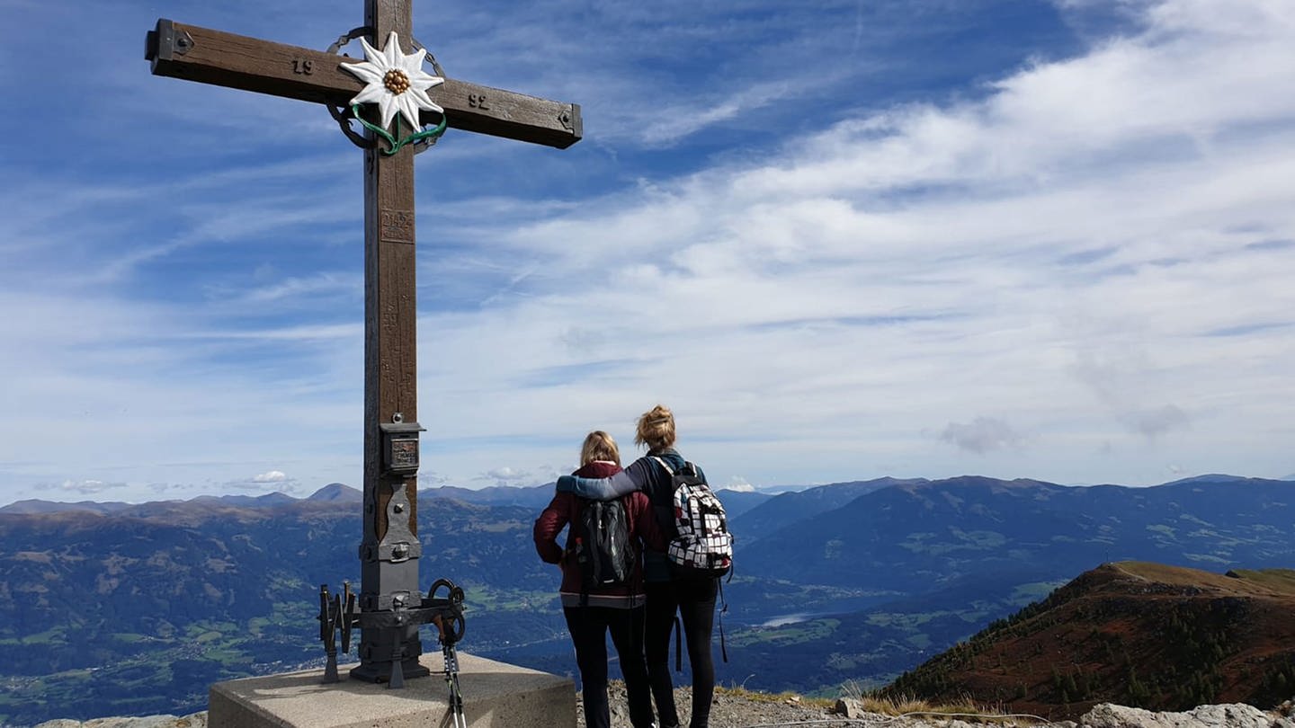 Mutter und Tochter Wächter am Ziel: Das Gipfelkreuz Goldeck auf 2.050 Meter Höhe (Foto: Pressestelle, Wilma Wächter))