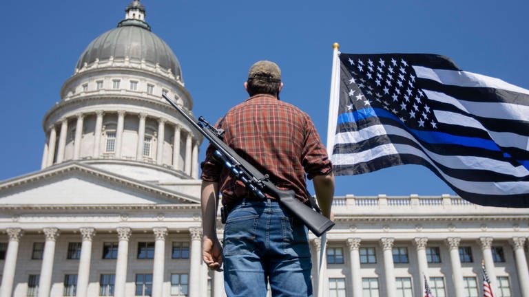 September 12, 2020, Salt Lake City, Utah, U.S: A man with a rifle attends the Ã’Unity RallyO at the State capitol in Salt Lake City, Utah Saturday September 12, 2020.  (Foto: IMAGO, xNataliexBehringx)