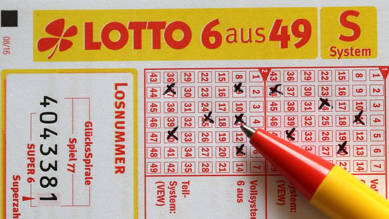 Ausgefüllter Lottoschein - Glücksspiel, Toto Lotto, 6 aus 49  (Foto: IMAGO, Fleig/Eibner-Pressefoto)