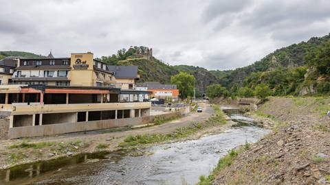 Die Ahr in Altenahr, Rheinland-Pfalz. Ein Jahr nach der Flutkatastrophe befindet sich die Region weiterhin im Wiederaufbau. (Foto: IMAGO, Marc John)