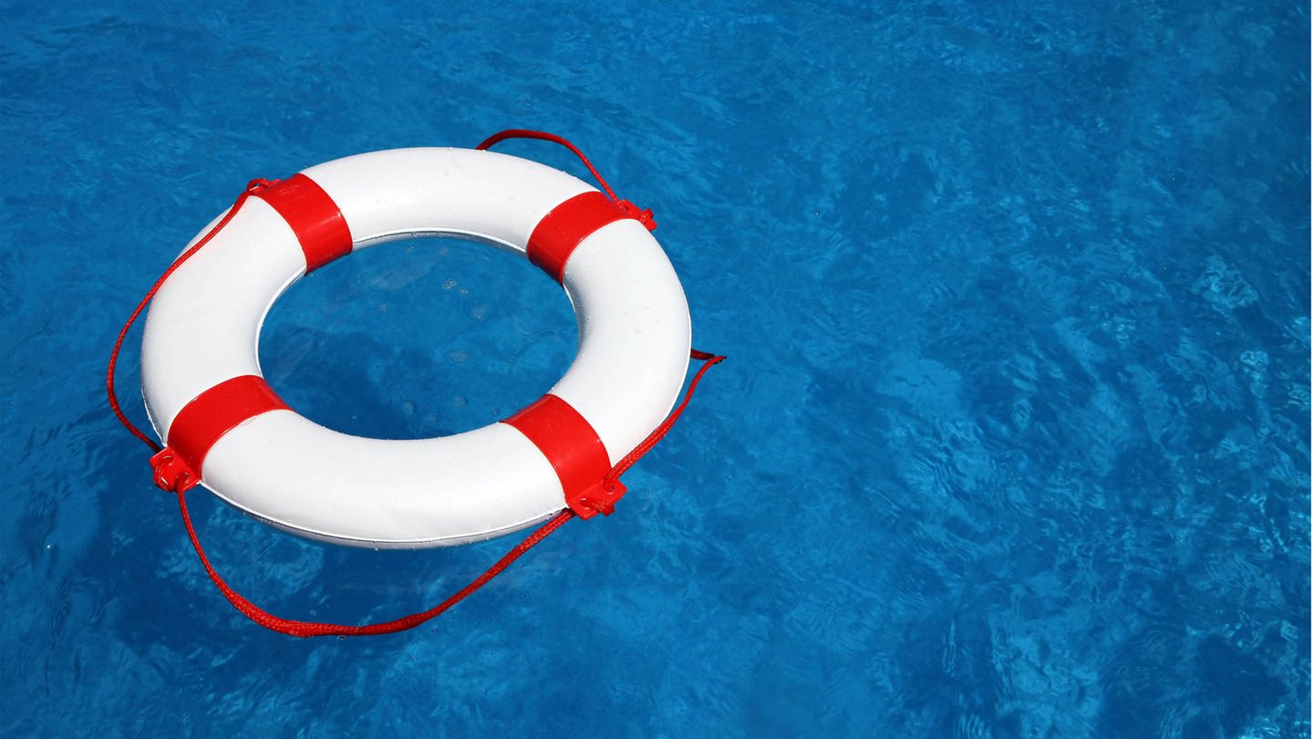 Ein rot-weißer Rettungsring in einem Schwimmbad