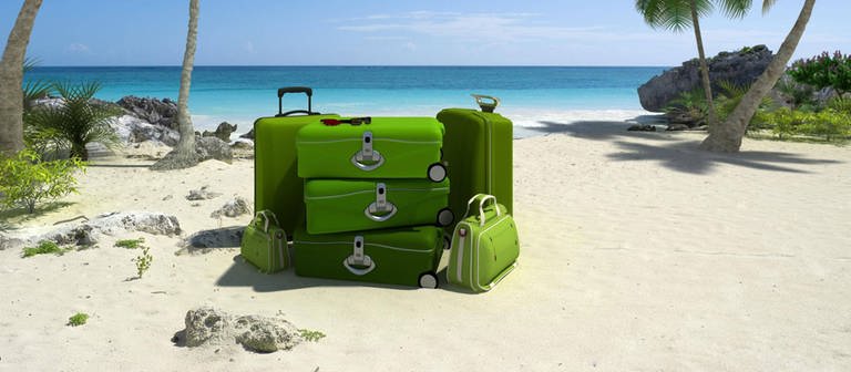 Pile of red luggage on a tropical beach (Foto: IMAGO, Panthermedia)