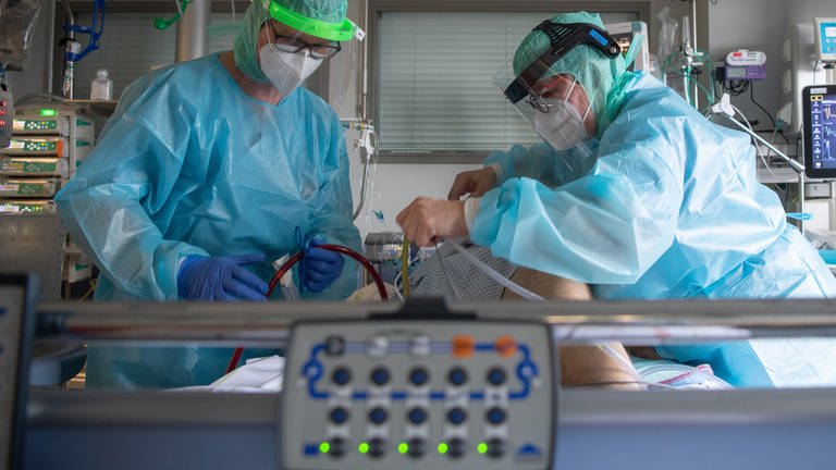 Intensiv-Pflegekräfte versorgen einen Covid19-Patienten (Foto: dpa Bildfunk, picture alliance/dpa | Boris Roessler)