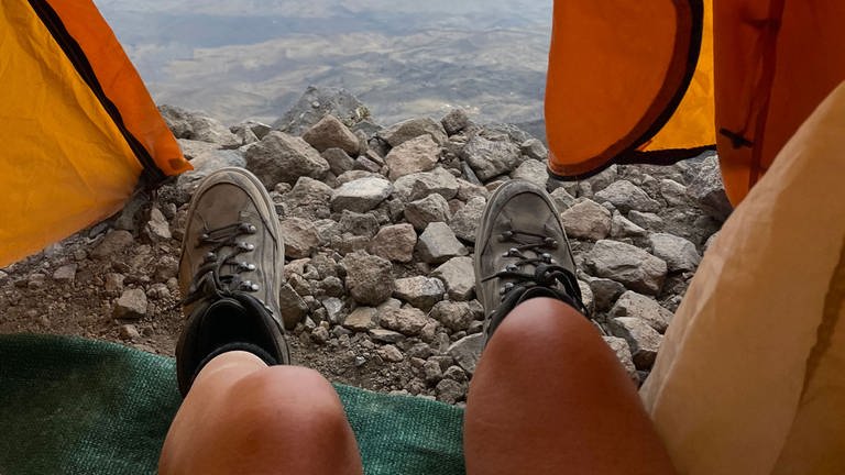 Karin Senz‘ Blick aus ihrem Zelt vom zweiten Basis-Lager des höchsten Bergs der Türkei, dem Ararat, im August 2021 (Foto: Pressestelle, Karin Senz )