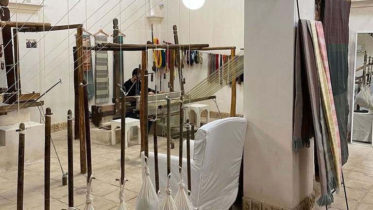 Ausstellungs- und Vorführraum in einem historischen Hotel in Kashan im Iran, wo man sehen kann, wie Stoffe gewebt werden (Foto: Pressestelle, Karin Senz)