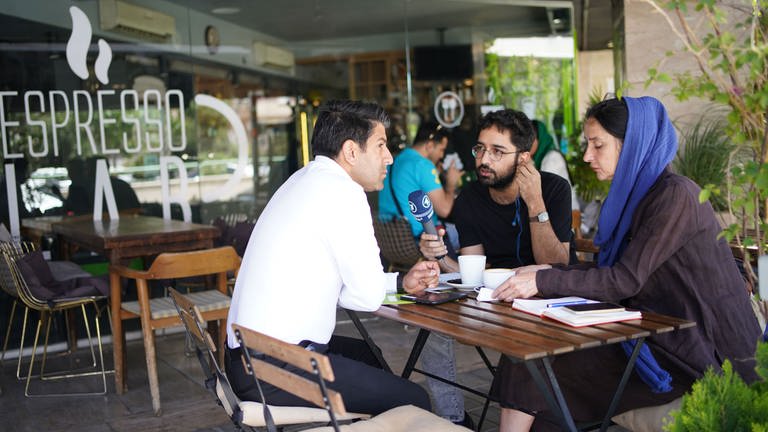 Karin Senz und ihr Producer Babak Mirmale beim Interview mit dem Chef eines westlichen Coffee-Shops in Shiraz im Iran (Foto: Pressestelle, Karin Senz)