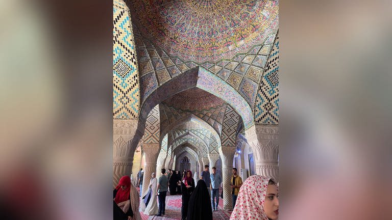 Innenräume einer Moschee in Shiraz im Iran (Foto: Pressestelle, Karin Senz)