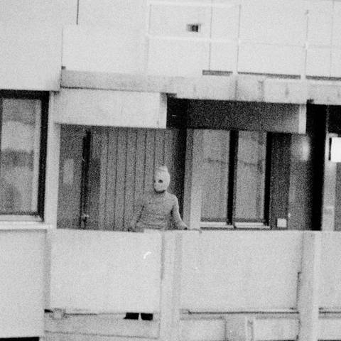 Terrorist auf dem Balkon im Olympischen Dorf (Foto: IMAGO, IMAGO / Sammy Minkoff)