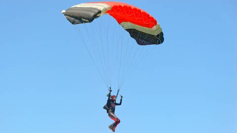 Parachutist jumping with parachute Symbolfoto (Foto: IMAGO, UK News)