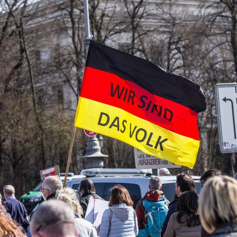 München, Bayern, Deutschland: Eine wir sind das Volk-Flagge bei einer Münchner Corona-Demo (Foto: IMAGO, IMAGO / ZUMA Wire)