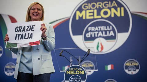 Giorgia Meloni, Vorsitzende der rechtsradikalen Partei Fratelli d'Italia (Brüder Italiens), hält ein Schild mit der Aufschrift «Grazie Italia (Foto: picture-alliance / Reportdienste, picture alliance/dpa | Oliver Weiken)