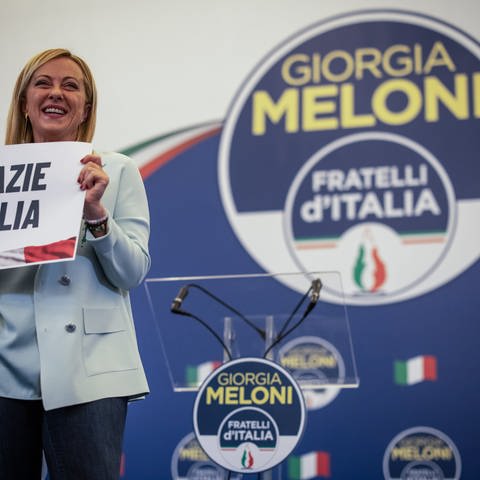 Giorgia Meloni, Vorsitzende der rechtsradikalen Partei Fratelli d'Italia (Brüder Italiens), hält ein Schild mit der Aufschrift «Grazie Italia (Foto: picture-alliance / Reportdienste, picture alliance/dpa | Oliver Weiken)