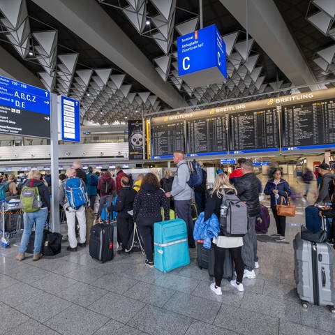 Flughafen Frankfurt Main, Fraport, Fluggäste warten an Check-in-Schaltern (Foto: IMAGO, IMAGO / Norbert Neetz)
