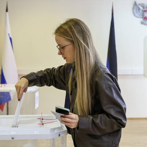 Eine Frau gibt ihre Stimme in einem Wahllokal in der Botschaft der Volksrepublik Donezk ab (Foto: IMAGO, IMAGO / ITAR-TASS)
