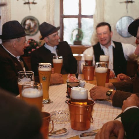 Männer beim Bier im Wirtshaus nach der Sonntagsmesse Symbolfoto (Foto: picture-alliance / Reportdienste, F. Jouanneaux / CHROMORANGE)