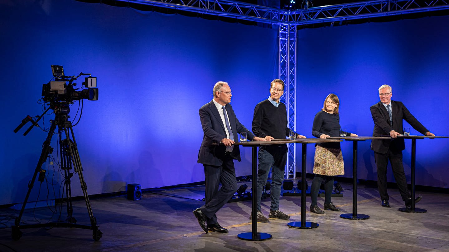 Stephan Weil (l-r, SPD), Stefan Birkner (FDP), Julia Willie Hamburg und Bernd Althusmann stehen beim Wahlforum der Hannoverschen Allgemeine Zeitung (HAZ) zusammen.