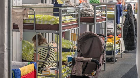 50 ukrainische Flüchtlinge haben in der Turnhalle des Kirchseeoner Gymnasiums Unterkunft gefunden (Foto: IMAGO, IMAGO / Wolfgang Maria Weber)